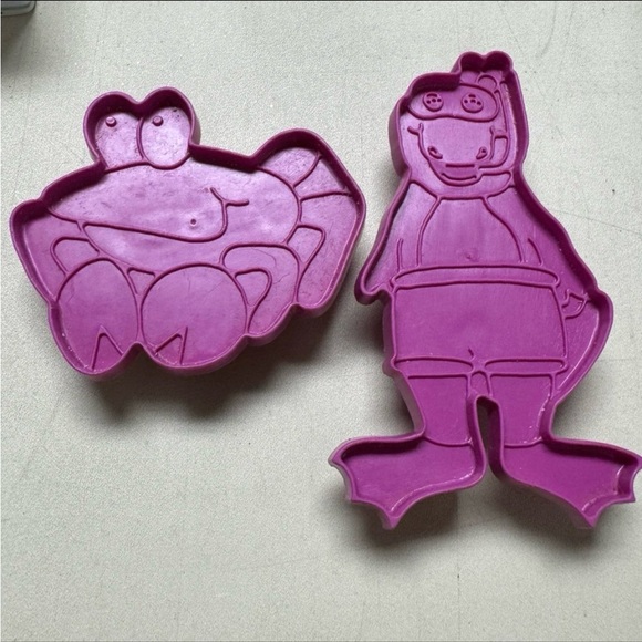 Vintage 1993 Barney the Dinosaur & Crab Purple Plastic Cookie Cutter Set - Picture 8 of 8